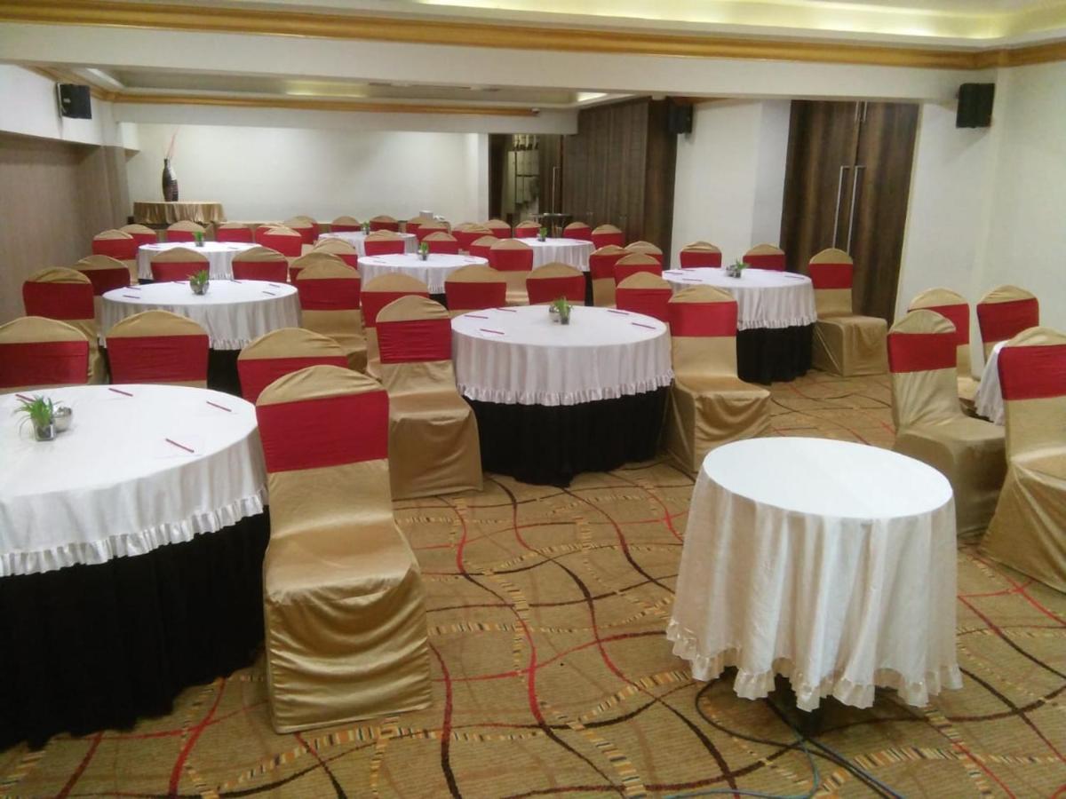 The Fern Residency Rajkot Hotel Ngoại thất bức ảnh