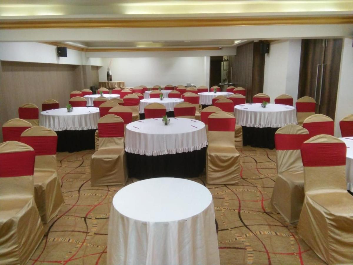The Fern Residency Rajkot Hotel Ngoại thất bức ảnh
