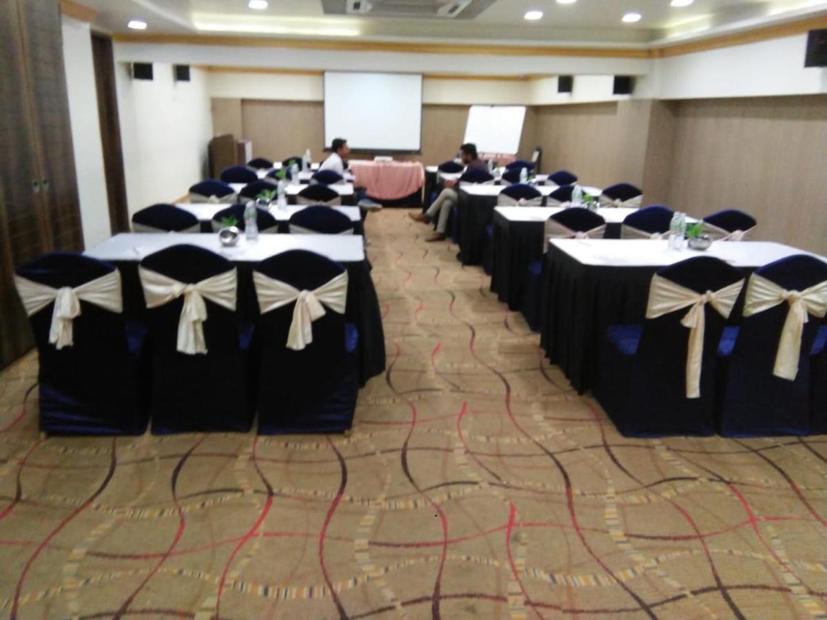 The Fern Residency Rajkot Hotel Ngoại thất bức ảnh