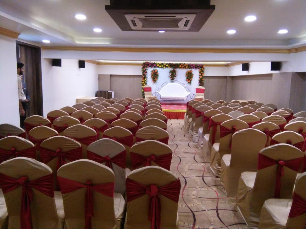 The Fern Residency Rajkot Hotel Ngoại thất bức ảnh