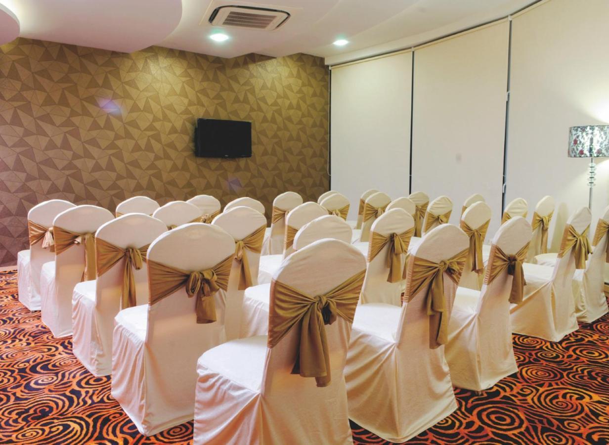 The Fern Residency Rajkot Hotel Ngoại thất bức ảnh